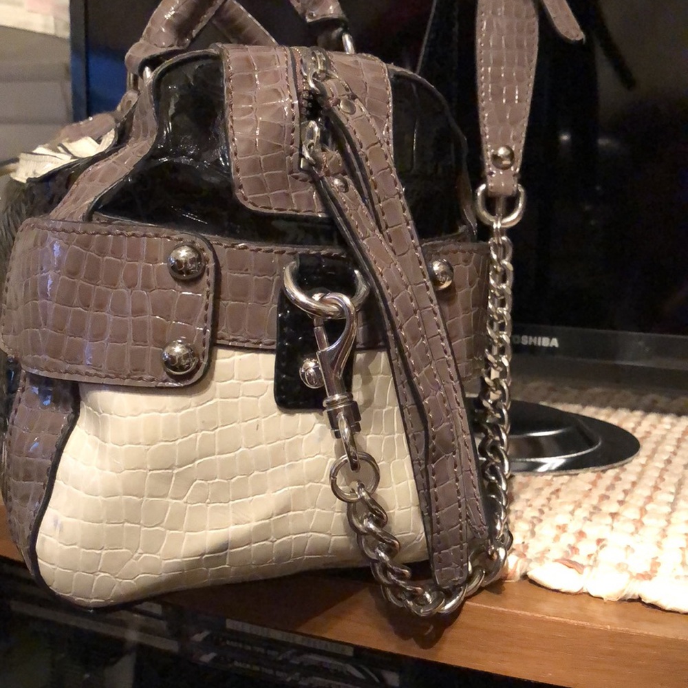 Guess - Picture 6 of 10